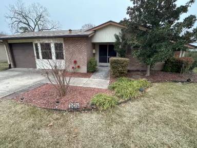 Main picture of 308 Oxford Dr