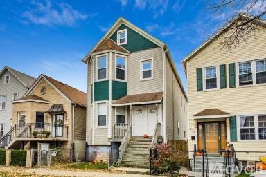 Main picture of 615 W 46th St