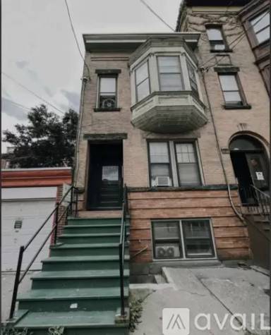 Main picture of 34 Spring St