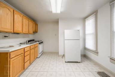 Main picture of 100 W 6th Ave