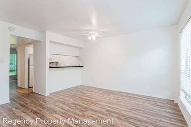 Main picture of 900 E 13th St