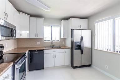 Main picture of 350 Lakeview Dr