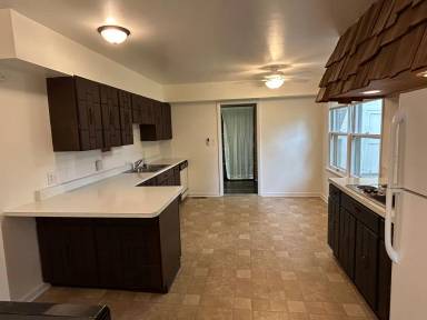 Main picture of 637 W Main St