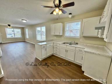 Main picture of 904 Race Dr