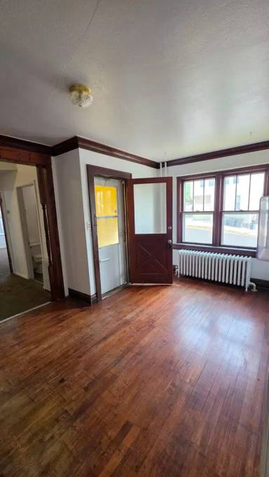 Main picture of 2104 W 4th St