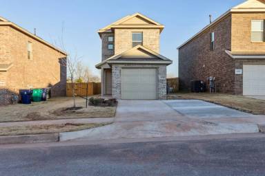 Main picture of 14910 Parkway Center Ave