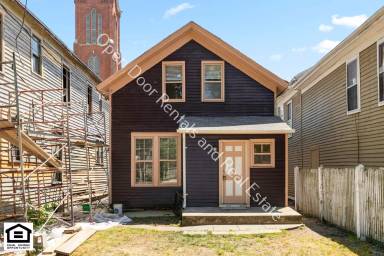 Main picture of 920 W Jefferson Blvd