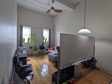 Main picture of 130 King Rd E