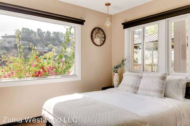 Main picture of 8810 Hollywood Blvd