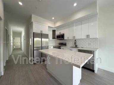 Main picture of 1786 SW 9th St