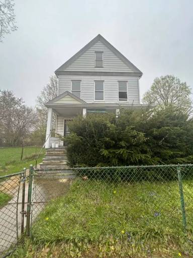 Main picture of 985 E 74th St
