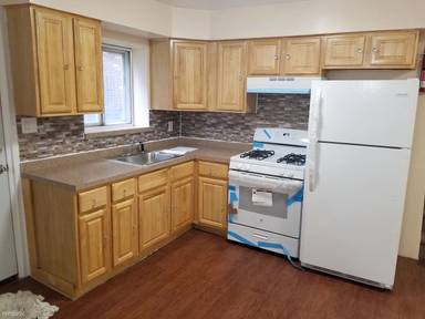 Main picture of 1245 E 69th St