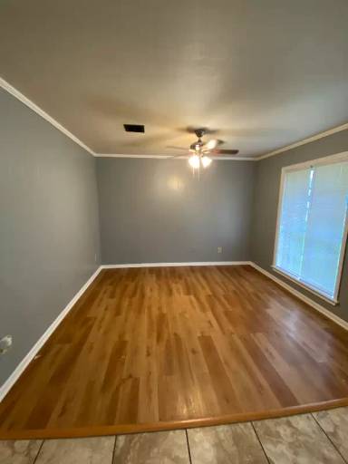 Main picture of 125 N Loop St