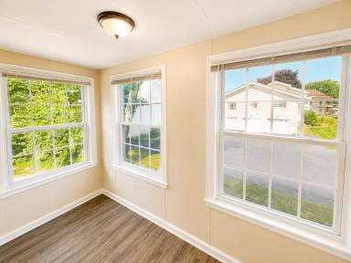 Main picture of 9 Lake St