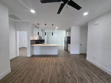 Main picture of 210 E Park Ave