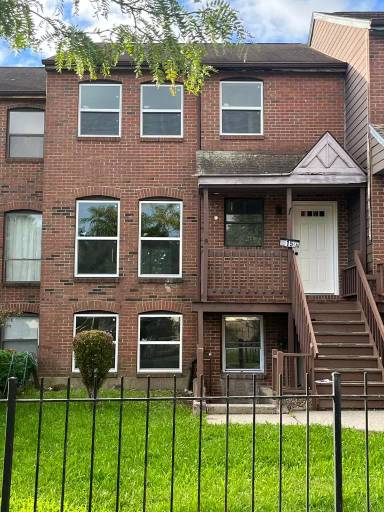 Main picture of 21 Elliott St E