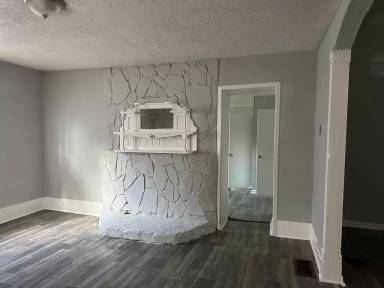 Main picture of 747 E Broadway St