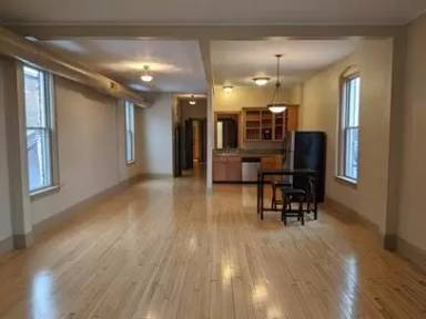 Main picture of 151 S Market St