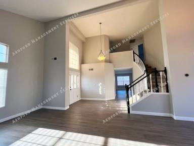 Main picture of 871 N Santa Anna St