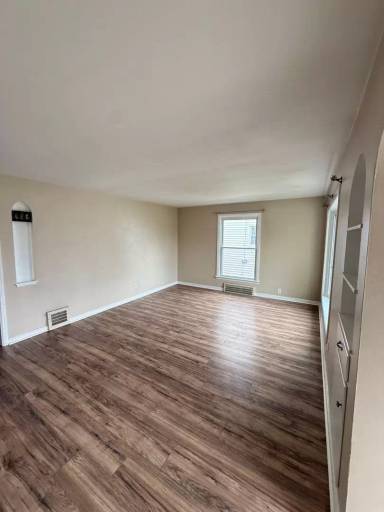 Main picture of 1037 Lloyd Rd