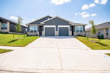 Main picture of 624 Pacific Crest Trl