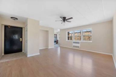 Main picture of 6109 N Damen Ave