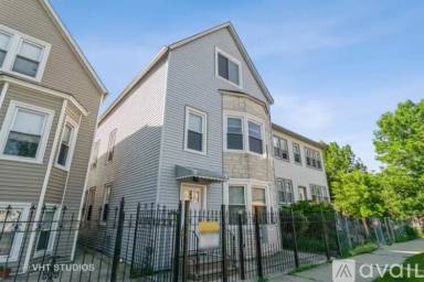 Main picture of 2909 N Ridgeway Ave