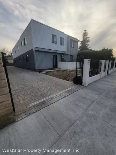 Main picture of 1106 W 41st St