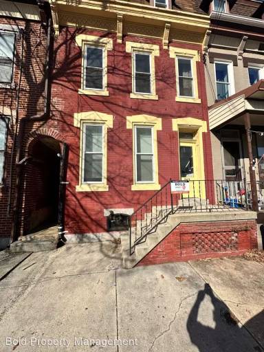 Main picture of 745 Monument St