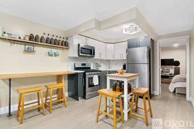 Main picture of 582 Lexington Ave