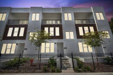 Main picture of 121 E Warren Ave