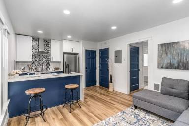 Main picture of 1021 W 10th Ave
