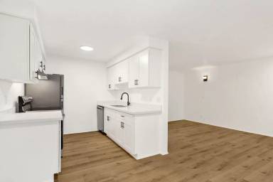 Main picture of 1471 Moore St