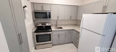 Main picture of 927 NE 122nd St