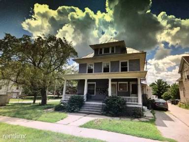 Main picture of 625 E Burlington St