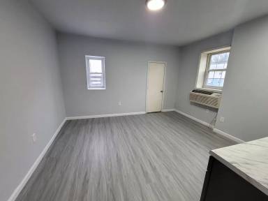 Main picture of 417 W Queen Ln