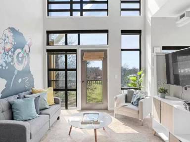 Main picture of 525 W 10th St