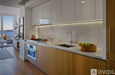 Main picture of 611 W 42nd St