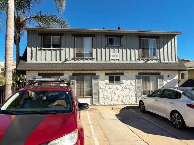 Main picture of 4639 Iowa St