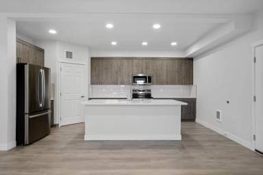 Main picture of 824 E Hastings Rd