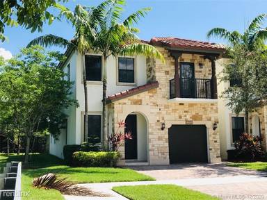 Main picture of 10200 NW 70th Ter