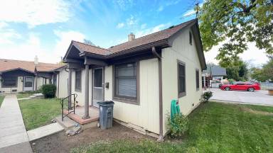 Main picture of 920 W 11th St