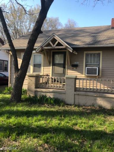 Main picture of 2302 W Maple St