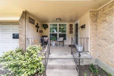 Main picture of 2409 Cardinal Ln