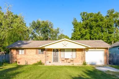 Main picture of 501 N Devon Ave