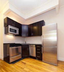 Main picture of 409 E 81st St