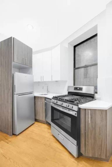 Main picture of 424 W 49th St