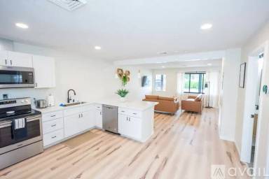 Main picture of 128 W Madison St