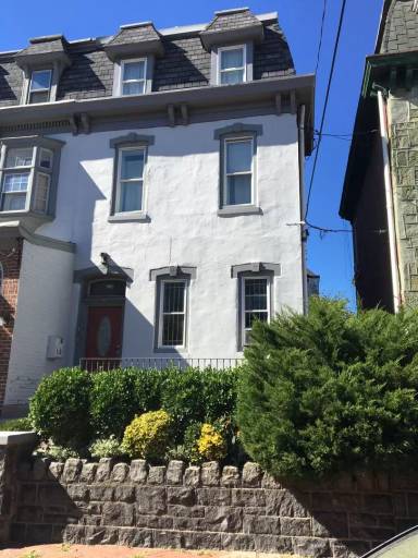 Main picture of 202 S 41st St