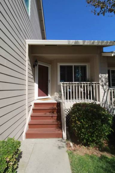 Main picture of 533 Bustos Pl